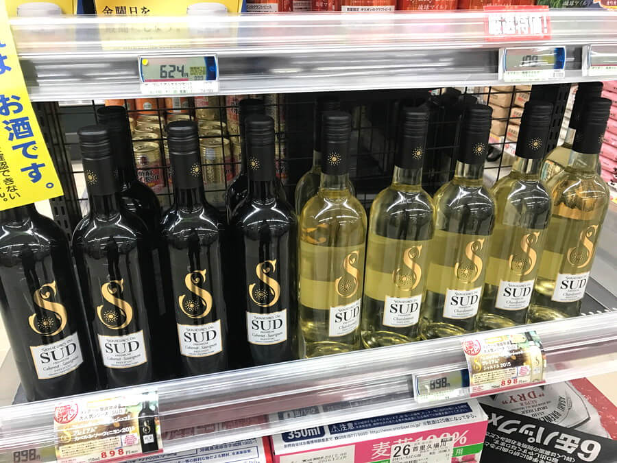 棚に置かれているワイン